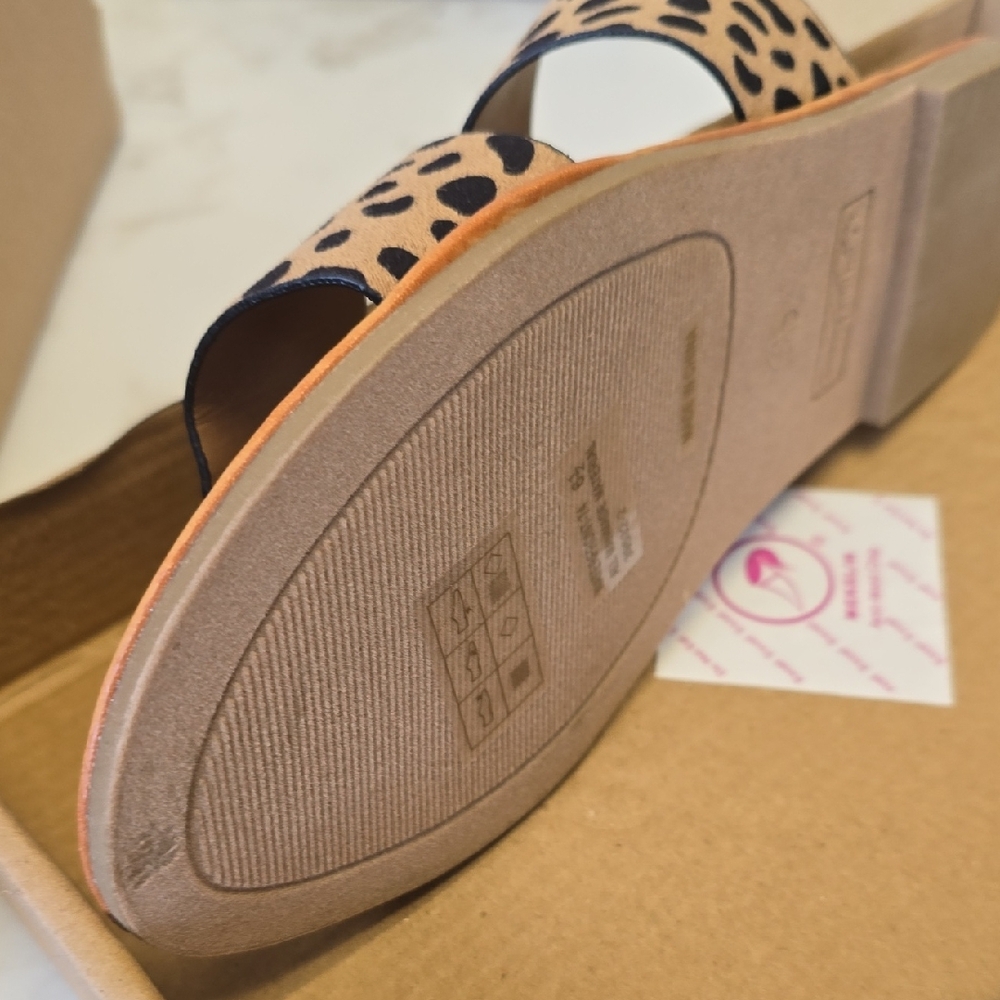 Stylish Leopard Print Sandals - image 3